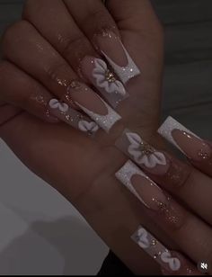 Nail Ideas Acrylic 3d Flowers, Acrylic Nail Designs Formal, Prom And Graduation Nails, Nails Design Latina, White Prom Nail Designs, Acrylic Nail Designs Latina, Nails With Rhinestones Medium Length, Square Nail Designs With Rhinestones, Medium Quince Nails