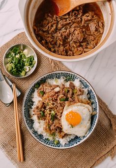 Beef Rice Bowls, Donburi Recipe, Burger Vegetarian, Asian Dish, Japanese Diet, Longevity Diet, Beef Rice, High Carb Foods