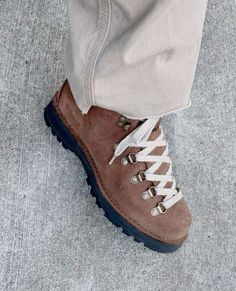 Styling Danner Boots, Danner Boots Outfit, Hicking Outfits Fall, Danner Boots Men, Hiking Boots Outfit, Boots Outfit Men, Danner Boots, Walking Outfits, Relaxed Outfit