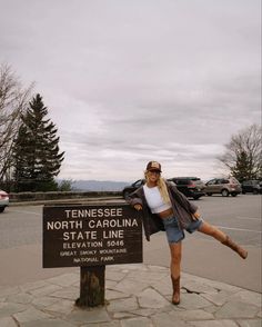 Off Roading Outfit, Outdoor Aesthetic Pictures, Roadtrip Picture Ideas, Yellowstone Photo Ideas, Trip To The Mountains Outfits, Smoky Mountains Picture Ideas, Granola Cowgirl, Granola Cowgirl Aesthetic, Montana Fashion