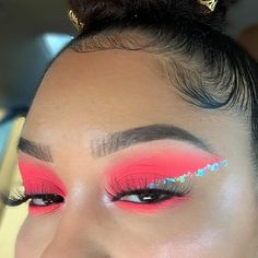 Neon Pink Eye Makeup, Neon Pink Makeup Looks, Neon Pink Eyeshadow Looks, Hot Pink Eyeshadow Looks, Neon Pink Makeup, Pink Glitter Makeup, Pink Eyeshadow Look