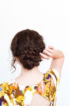 Curly hair updos can be tricky. But this one is easy and cute! This rope twist updo works really well for a casual or fancy occasion, and no one will be the wiser that it only took a few minutes to do. Click through for the step by step instructions on this easy as pie hair tutorial. #hair #hairtutorial #hairdiy #curlyhair Twist Curly Hair, Updo For Curly Hair, Recital Hair, Curly Updos, Hair Doos, Twist Updo, Low Updo