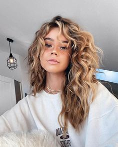 ¡Las necesito! Natural Wavy Hair, Wavy Curly Hair, Curly Hair With Bangs, Long Wavy Hair, Curly Hair Cuts, Long Curly Hair