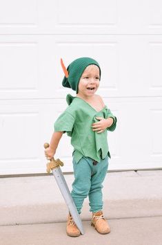 Peter Pan DIY Halloween Costume - Peter Pan Family Halloween Costumes Peter Pan Alligator Costume, Peter Pan Dress Up, Easy Peter Pan Costume, Diy Peter Pan Costume Men, Peter Pan Family Halloween Costumes, Toddler Peter Pan Costume, Peter Pan And Wendy Costume, Peter Pan Costume Diy