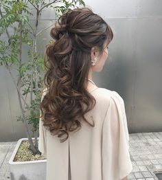 Sanggul Modern, Wedding Hair Half, Elegant Wedding Hair, Quince Hairstyles, Long Hair Wedding Styles, Hair Arrange, Prom Hairstyles For Long Hair, Wedding Hair Inspiration, Hairdo For Long Hair