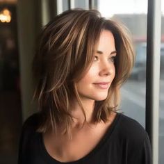 35 Cute Hairstyles for Medium-Length Hair Trending Right Now Regency Hairstyles, Layered Haircuts For Medium Hair, Medium Length Hair With Layers, Women's Hairstyles, Shoulder Length Hair Cuts, Haircuts For Medium Hair, Penteado Cabelo Curto, Hairstyles Braids