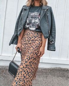 Outfit Inspirations Edgy, Edgy Fall Outfits, Boho Fall Outfits, Rocker Tee, Mode Hippie, Leopard Print Skirt, Chic Skirts, Cruise Outfits, Outfit Trends