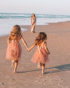 Mother Daughter Beach Pictures Photo Ideas, Beach Poses Family, Mom And Two Kids Photoshoot, Beach Mom Aesthetic, Kids Beach Photoshoot