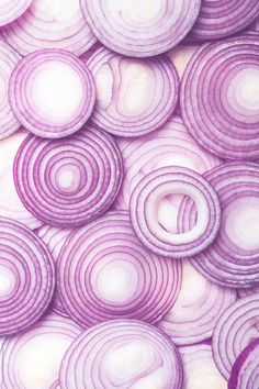 sliced onions are arranged on top of each other in the middle of an onion pattern