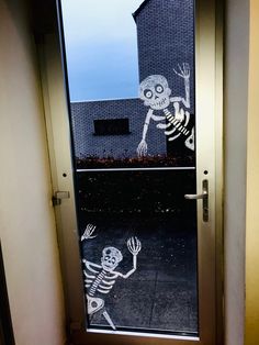 Leuke skeletten op je raam Halloween Chalk Paint Window, Halloween Window Drawing Ideas, Halloween Window Drawing, Halloween Window Ideas, Halloween Window Painting Ideas, Halloween Window Painting, Halloween Mural, Window Drawings, Window Halloween