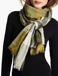 Scarf Wearing Styles, Wearing A Scarf, How To Have Style, Ways To Tie Scarves, Elegantes Outfit Frau, Stylish Outfits For Women Over 50, Scarf Knots, French Women Style, Check Scarf