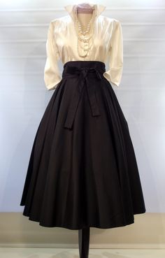 BACALL BLOUSE WITH CIRCLE SKIRT Vintage Dress Outfit, Black Skirt Outfits, Bridesmaid Skirts, Classy Skirts, Black Dresses Classy, Mob Dresses, Stylish Party Dresses, Full Circle Skirts, Grad Dresses