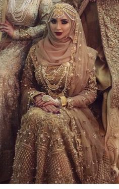 Highly weird jewelries Muslim Wedding Hijab, Bridal Hijab Styles, Wedding Hijab Styles, Hijabi Brides, Muslim Brides