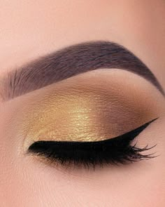 Yellow Gold Makeup, Simple Gold Eye Makeup, Band Makeup, Gold Eyeshadow Looks, Yellow Eye Makeup, Gold Makeup Looks, Eye Makeup Images, Pretty Eye Makeup, Yellow Makeup