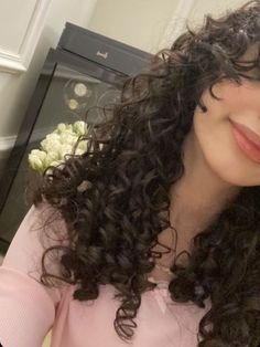 Clean Girl Curly Hair, 60s Curly Hair, Mid Curly Hair, Curly Hair Y2k, Waves Curls, Healthy Hair Tips, Curly Hair Care, Curly Hair Cuts