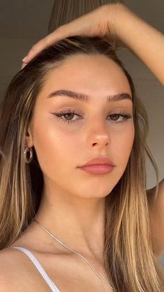 2022 Makeup, Dewy Makeup Look, Round Face Makeup, Casual Makeup, Dewy Makeup, Face Makeup Tips, Simple Makeup Looks, Makeup Eye Looks, Glowing Makeup