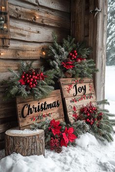 20 Creative Farmhouse Christmas Decor Ideas You’ll Love In 2024 1920s Christmas Decorations, Vintage Xmas Decorations, Christmas Scenery Pictures Holidays, Cozy Cabin Christmas Decor, Christmas Rustic Decor Ideas, Chalet Christmas Decor, Cozy Vintage Christmas, Vintage Christmas Decor Ideas, Rustic Christmas Crafts