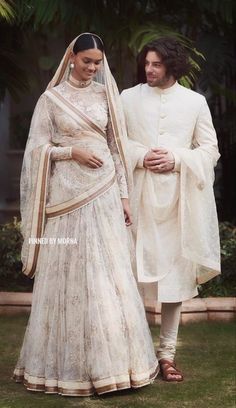 Sabyasachi Mukherjee - India 🇮🇳 Sabyasachi White Saree, Shadi Photography, Sabyasachi Suits, Sabyasachi Dresses, Nikkah Look, Trio Girls, Ivory Saree, Red Silk Saree, South Asian Women