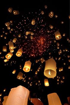 the sky is filled with many lit up lanterns