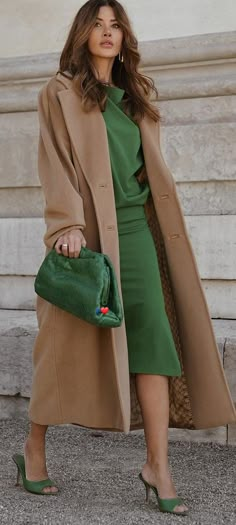 Female Lawyer Fashion, Vinter Mode Outfits, Female Lawyer, Old Money Winter, Nude Outfits, Lawyer Fashion, Professional Outfit, Business Wardrobe, Corporate Style