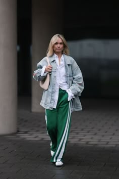 Adidas Skirt Outfit Street Styles, Sporty Luxe Outfits, Sweats Street Style, Athleisure Style Women, Street Style Winter 2024, Green Track Pants Outfit, Track Pants Outfit Casual, Black Track Pants Outfit, Track Pants Outfit Women