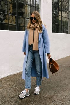 Grey Sneakers Outfit, Blue Coat Outfit, Winter Sneakers Outfit, Celine Belt, New Balance Outfit, Fashion Jackson, Blue Coat, Cat Eyes, Blue Coats