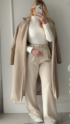 Elegantes Outfit Damen, Chique Outfits, Winter Fashion Outfits Casual, Outfit Chic, Beige Pants, Casual Day Outfits, Elegante Casual, Quick Outfits, Classy Work Outfits