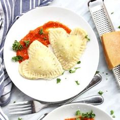 Heart Ravioli, Heart Shaped Ravioli, Ravioli Homemade, Heart Shaped Cheese, Pasta Bake Vegetarian, Creamy Garlic Pasta, Ricotta Spinach, Ricotta Filling, Spinach Ravioli