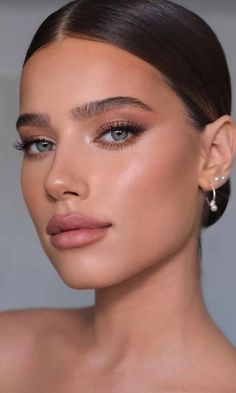 Soft glam look,clean girl aesthetic,classy,Glowy,blue eyes Elegantes Makeup, Natural Glam Makeup, Wedding Makeup Tutorial, Glam Wedding Makeup, Wedding Makeup For Brown Eyes, Glam Bride, Makeup Pengantin, Bridal Eye Makeup