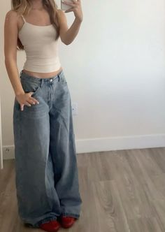 outfit inspo, baggy jeans inspo Cute Baggy Jeans Outfit For School, Minimalist Baggy Outfits, Simple Baggy Jeans Outfit, Baggy Low Rise Jeans Outfit, Tight Top Baggy Pants Outfit, Baggy Jeans Outfit Women, Jeans Outfit For School, Outfit Inspo Baggy Jeans, Baggy Jeans Outfit Aesthetic