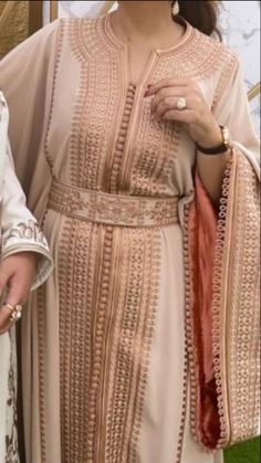 Kaftan Simple, Caftan Simple, Moroccan Clothing, Moroccan Kaftan, Moroccan Fashion, Hijab Style Casual, Moroccan Dress, Moroccan Caftan, Arab Fashion