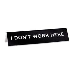 a black and white sticker that says i don't work here on it