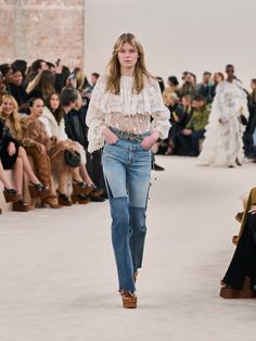 Winter 2024 Runway | Chloé US Victorian Shirt, 2024 Runway, Stile Boho Chic, Moda Denim, Model Outfit, White Lace Blouse, Jeans White