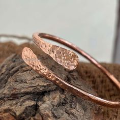 Copper Bracelet, Hammered Overlap Copper Cuff Bangle, Mens copper bracelet, Healing Bracelet, Handmade for Gift, Mens cuff bracelets HANDMADE ITEMS * Metal: Copper * Country of origin: India * Category: Bangles * Assay: 100 % * Size: All USA Size * FAST Free Shipping Our jewelry is handmade with care using high quality materials sourced locally and internationally. We ensure durability and lasting wear and stand behind the quality of our jewelry. If you have any questions, please feel free to co Mens Copper Bracelet, Mens Cuff Bracelets, Bat Mitzvah Gifts, Cuff Bracelets Handmade, Mens Cuff, Copper Cuff Bracelet, Copper Cuff, Copper Bracelet, Healing Bracelets