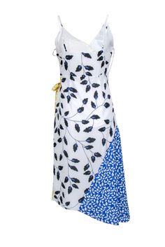 This Yumi Kim dress is a blooming stunner! With its white and yellow floral color-block design and flowy midi length silhouette, you'll be the chicest flower in the room. Wear it to brunch, parties, or date night and make all the heads turn! Size M 100% Polyester Lining slip Invisible side zipper Adjustable sleeveless straps Faux wrap detail Tie waist detail Bust 36" Waist 30" Shoulder to hem 46" White Floral Patchwork Dress For Vacation, White Floral Patchwork Dress For Beach, White Beach Dress With Floral Patchwork, White Floral Patchwork Dress For Spring, Spring Floral Patchwork Midi Dress, White Floral Print Midi Dress For Spring, Brunch Parties, Room Wear, Kim Dress