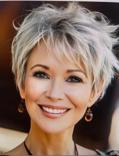 Short Hairstyle Women Thick Coarse Hair, Easy Hairstyles Over 50, Modern Long Hairstyles, Thick Short Hair Cuts, Short Haircuts Ideas, Women In Their 40s, Chic Short Hair