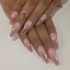 Pinterest: @pizzarih Would reverse the fade. Pink at tips & Rose gold Chrome at base Ombre Coffin, Ombre Nail Art Designs, Nails Chrome, Nails Ombre, Chrome Nails Designs, Nail Art Ombre, Shiny Nails, Makijaż Smokey Eye, Beauty Inspo