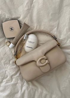 Coach Pillows, Coach Outfits, Purse Aesthetic, Everyday Bag Essentials, Diesel Bag, Photo Pinterest, Summer Luxury, Luxury Bags Collection, Aesthetic Brown