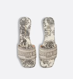 Part of the Dioriviera capsule, the hallmark Dway heeled slide honors the Toile de Jouy Sauvage motif. The gray upper is embroidered with the Christian Dior Paris signature for an instantly recognizable touch, while the square toe adds modern appeal. Completed by a 3.5-cm (1.5-inch) cylindrical heel, the slide will bring a contemporary twist to outfits and can be coordinated with other pieces from the Dioriviera capsule.. 36 Dior Slides, Dior Star, Christian Dior Paris, Dior Paris, Dr Shoes, Icon Shoes, Ballerina Pumps, Dior Sandals, Dior Book Tote