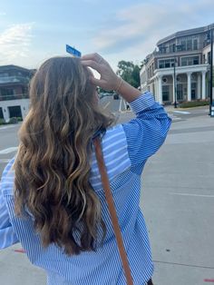 dinner hairstyle, curled hair, long hair, curls School Hairstyles Curled Hair, Aesthetic Curled Hair, Brown Curled Hairstyles, Pretty Curled Hair, Cute Curled Hair, Curled Hair Inspo Pics, Long Hair Curled, Big Curls With Braid, Curled Hair Hairstyles