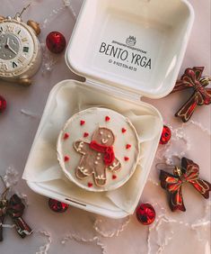 two small trays filled with cookies on top of a table