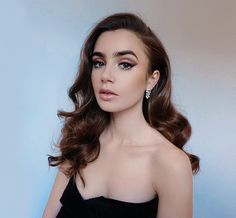 Subtle Vintage Makeup, Bridesmaid Hair Medium Length Curls, Hairstyles For One Shoulder Dress, Shoulder Hair, Jessica Rabbit, Athletic Hairstyles, Natural Hair Styles Easy, Vogue Uk, Curly Bob Hairstyles