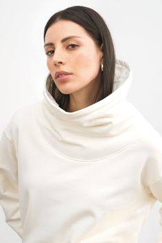 Abingdon makes keeping warm look and feel laid-back cool. In comfy European French Terry, she offers a relaxed fit and ribbed detailing at the hem and sleeve cuffs—but it's her high, oversized collar that's truly standout. Higher at the back than at the front, the oversized quilted turtleneck is like a built-in snood, ultra-cozy and extra stylish at once.[SPLIT] Palak, in black, is 5'9.5" (176.5 cm) tall, wearing size XS. Julia, in cream, is 5'10" (178 cm) tall, wearing size XS. Total length is