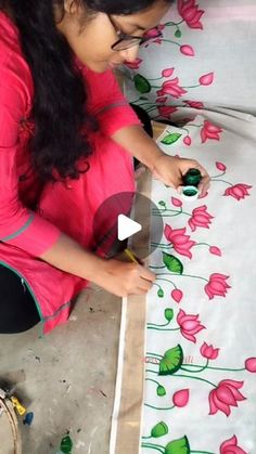 Painting Ideas Dress, Painting Ideas For Sarees, Painting Ideas On Sarees, Lotus Print Fabric, Fabric Painting Ideas On Sarees, Hand Printing Ideas, Painting On Sarees Fabric, Fabric Painting Designs For Blouse, Saree Hand Painting Designs