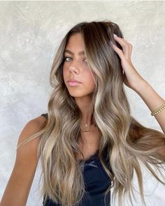 Platinum Brown Hair Balayage, Hair Highlights Medium Hair, Brown Fade Into Blonde Hair, Partial Highlights With Face Framing, Dark Hair With Lots Of Highlights, Lived In Ashy Blonde Balayage, Smudge Root Bronde, Lived In Blonde On Dark Hair, Blonde W Dark Roots