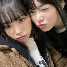 Lesserafim Couple Icon, Chaewon And Eunchae Matching Icons, Lesserafim Chaewon, Together Lets, Girl's Back, Light Of My Life, Cute Pins, One Month, So Much Love