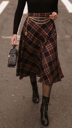 Scottish Outfit Women, Scottish Skirt Outfit, Tartan Skirt Outfit, Sarah Core, Scottish Skirt, Fall Thrift, Tartan Fashion, Skirts Vintage