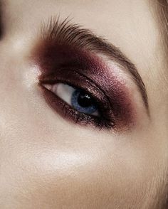 1 d diadebeauteLinda cor de sombra para fazer um esfumado com emoção! Adoro tons de vinho nos olhos Purple Eyeshadow, Instagram Makeup, Red And Purple, Smokey Eyes, Editorial Makeup, Makati, Make Up Hair