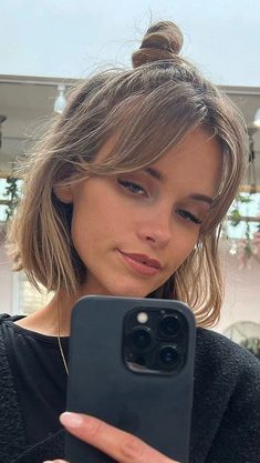 Space Bun, Bangs With Medium Hair, Haircuts Straight Hair, Penteado Cabelo Curto, Short Hair Haircuts, Short Hair With Bangs, Curtain Bangs, Balayage Hair, Half Up