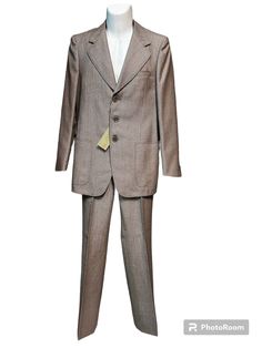 Vintage men's suit from the early 1970s, brown beige harringbone tweed, jacket with three buttons and pure wool flared trousers. Mabro brand Made in Italy New with tag Size 46 drop 6 measures: jacket: shoulders 42 cm from armpit to armpit 48 cm sleeve length 62 cm length 74 cm trousers: waist 41 cm, length 99 cm extendable Our garments are all original vintage items from the 70s/80s/90s, new with tags except where specified, however they may show natural signs caused by time. if they are signifi Brown Flat Front Suit For Fall, Brown Flat Front Suits For Fall, Brown Wool Flat Front Suit, Tailored Brown Suits With Pockets, Brown Tailored Suits With Pockets, Brown Single-breasted Wool Three-piece Suit, Brown Wool Three-piece Single Breasted Suit, Brown Wool Single-breasted Three-piece Suit, Brown Wool Three-piece Single-breasted Suit